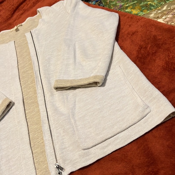 Exactly the layering piece of the season! A soft jacket by Eileen Fisher! - Picture 3 of 8